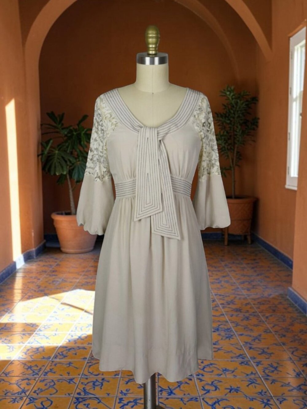 BCBG MAXAZRIA 100% SILK & LACE CHAMPAGNE BEIGE DRESS WITH SELF TIE